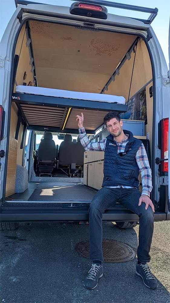 Stefan zeigt auf Hubbett