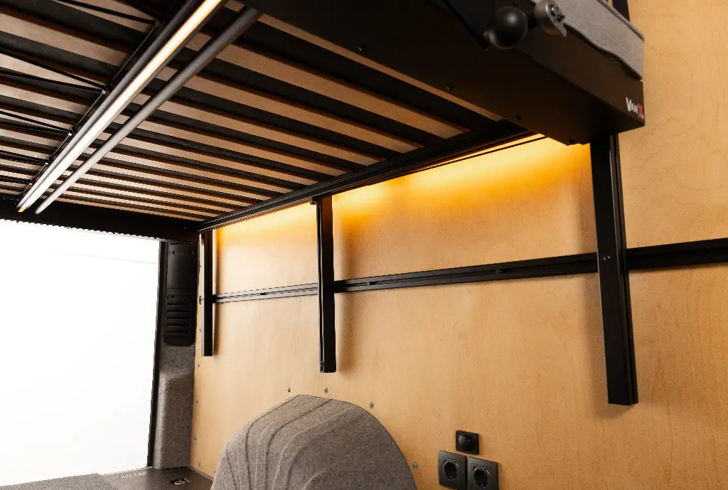 van7-längs-stockbett-camper.png19.webp