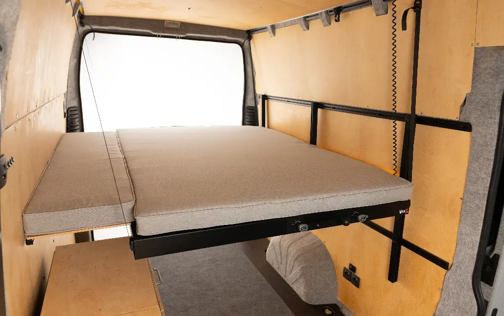 van7-längs-stockbett-camper.png18.webp